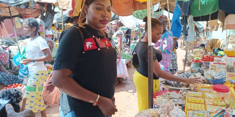 Elle et le Digital : L’association Positiv’ sensibilise les commerçantes du marché de Gounghin sur l’utilisation du numérique