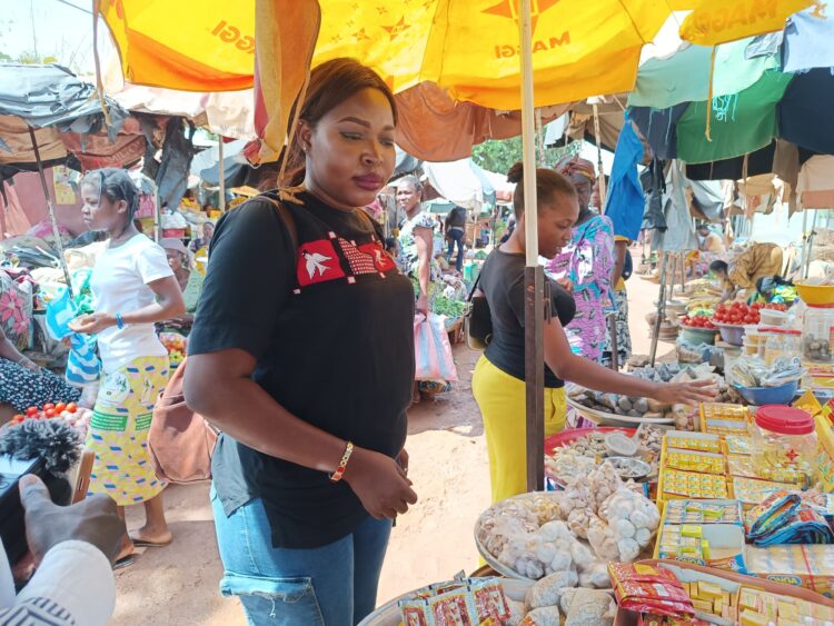 La présidente de l'association Positiv'Bertine Ouédraogo et son équipe sont au marché de Gounghin