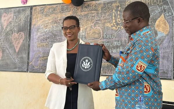 English Day: L’Ambassade des États-Unis encourage l’initiative