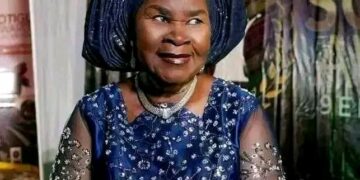 Rue des Etoiles : Une stèle en  l’honneur de Odila Yoni