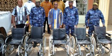 Centre hospitalier régional de Dori : La quatrième légion de gendarmerie offre des fauteuils roulants