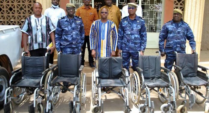 Centre hospitalier régional de Dori : La quatrième légion de gendarmerie offre des fauteuils roulants