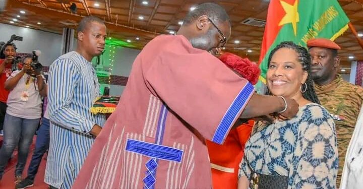 Burkina Faso : Nathalie Yamb décorée Chevalier de l’ordre de l’Étalon