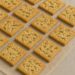 Crackers salés au romarin et sésame