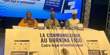 Littérature : Abdoulazize Bamogo dédicace un livre de référence sur la communication au Burkina Faso