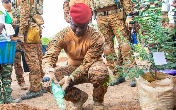 Le Capitaine Ibrahim Traoré lance les bosquets à plantes médicinales à Guiba