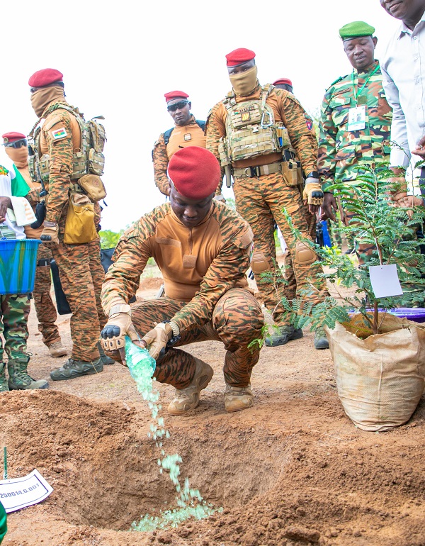 Le Président du Faso, le Capitaine Ibrahim TRAORÉ a planté un tamarinier, une plante médicinale aux vertus multiples. Il  appelle les Burkinabè à participer activement à la campagne nationale de reforestation et à la Journée nationale de l'Arbre, par la plantation et l'entretien des arbres.