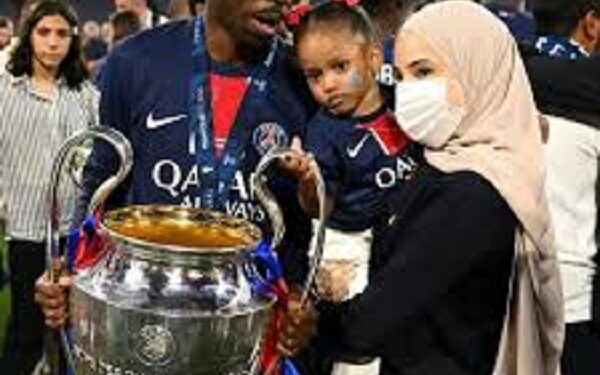 Football : l’épouse d’Ousmane Dembélé victime d’attaque raciste pour avoir porté le voile