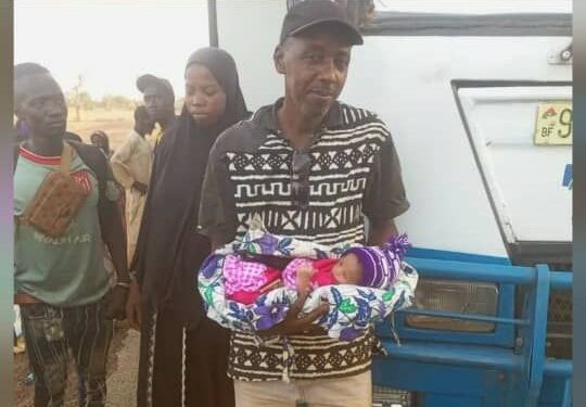 Un infirmier fait naître un bébé en pleine brousse sur la route de Dori