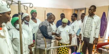 Kaya : Le personnel du service de chirurgie du CHR remet 61 000 à une patiente de 12 ans victime de brûlures thermiques.