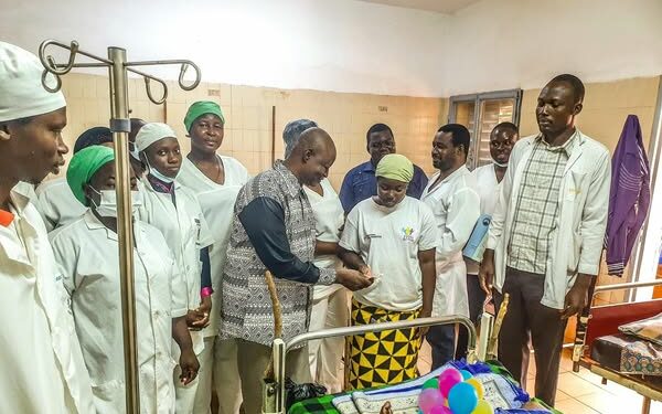 Kaya : Le personnel du service de chirurgie du CHR remet 61 000 à une patiente de 12 ans victime de brûlures thermiques.