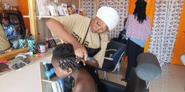 Beauté capillaire : AfroNekre, un salon spécialisé dans les tresses traditionnelles et les coiffures naturelles