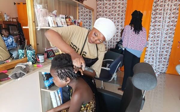Beauté capillaire : AfroNekre, un salon spécialisé dans les tresses traditionnelles et les coiffures naturelles
