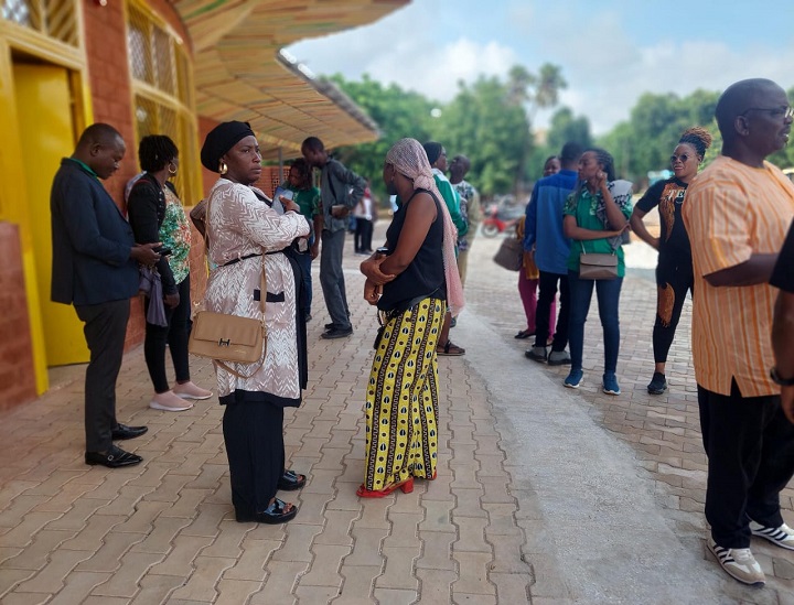 L'équipe bénéficiaires de l'excursion Touristique devant l'entrée du mémorial Thomas Sankara attendant le mot d'ordre du guide Touristique