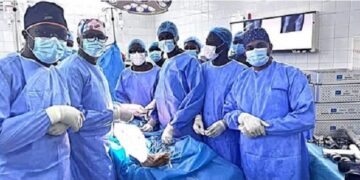 Burkina : première pose réussie de prothèse totale du genou sur une patiente de 59 ans