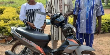 La meilleure enseignante du Mouhoun félicitée par le directeur régional en charge de l’Enseignement secondaire