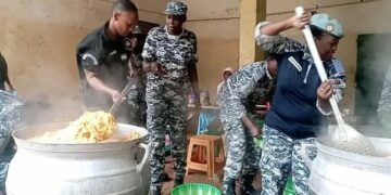 Faso Mêbo : L’amicale des femmes de l’administration pénitentiaire offre 200 kits de nourriture aux travailleurs