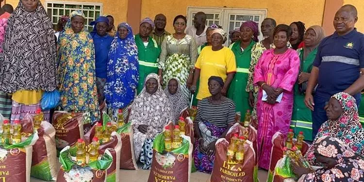 Solidarité aux déplacés de Pazani : La brigade verte offre 20 sacs de riz et 40 bidons d’huile