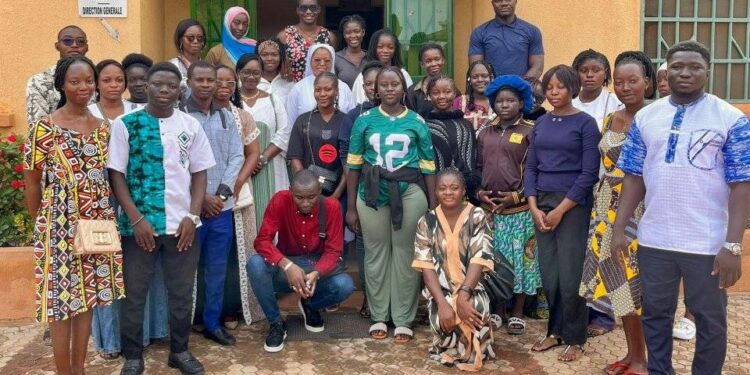 L’Alliance des Jeunes pour le Développement fait un don à l’orphelinat Home Kisito