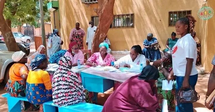 Octobre Rose 2025 : le CHU-B déploie sa clinique mobile à AMPO pour la prévention des cancers