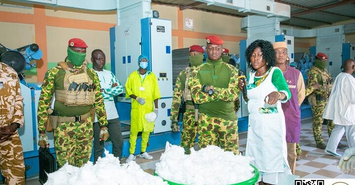 Société de Fabrication de Coton Burkinabè : Dr Céline Kontyaré Kobéané reçoit la visite du Président du Faso
