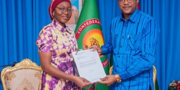 Oureratou Ouédraogo présente officiellement sa lettre de nomination, au ministre Karamoko Jean Marie Traoré