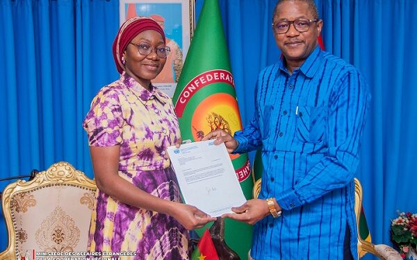 Oureratou Ouédraogo présente officiellement sa lettre de nomination, au ministre Karamoko Jean Marie Traoré