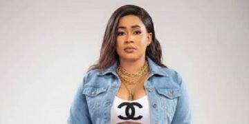 Rama la Slameuse dénonce l’usage de l’uniforme militaire comme tenue de scène