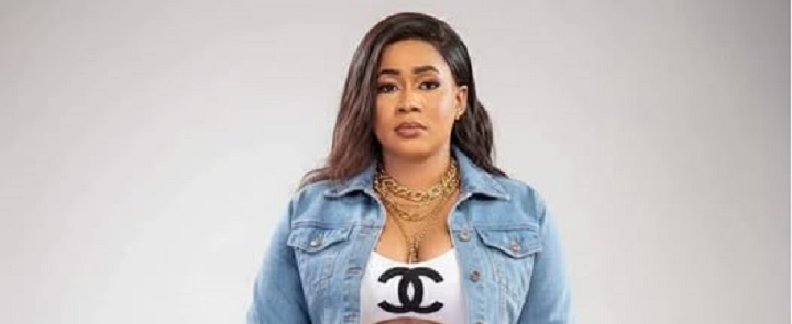 Rama la Slameuse dénonce l’usage de l’uniforme militaire comme tenue de scène