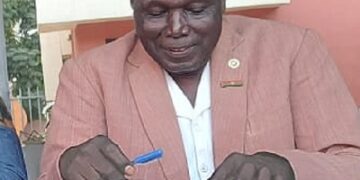 Code vestimentaire : Une femme mariée attache deux pagnes et place un autre à l’épaule