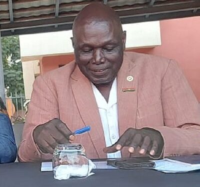 Code vestimentaire : Une femme mariée attache deux pagnes et place un autre à l’épaule