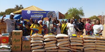 Avec 6000 pagnes et une tonne du riz :  l&rsquo;Association la “Chaîne de la lumière” à la rescousse des personnes vulnérables