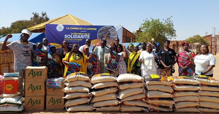 La “Chaîne de la lumière” à la rescousse des personnes vulnérables avec 6000 pagnes et une tonne du riz
