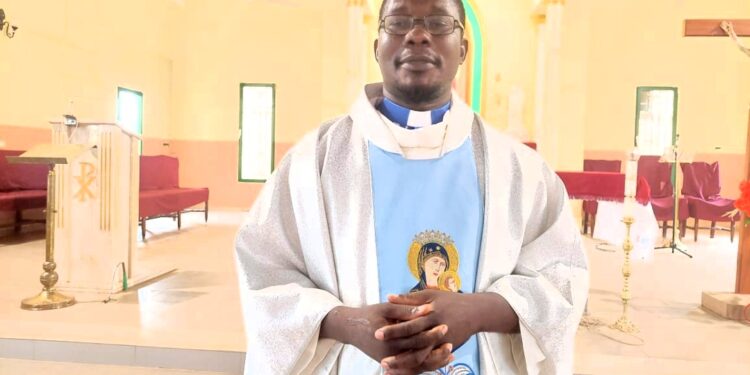 Noël :  » il faut profiter de l&rsquo;atmosphère festive tout en restant connecté à l&rsquo;essentiel qui est spirituel », Père Blaise SAVADOGO