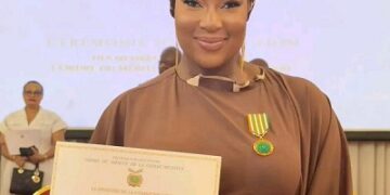 Côte d&rsquo;Ivoire : Konnie Touré élevée au rang de Chevalier dans l’Ordre du Mérite de la Communication
